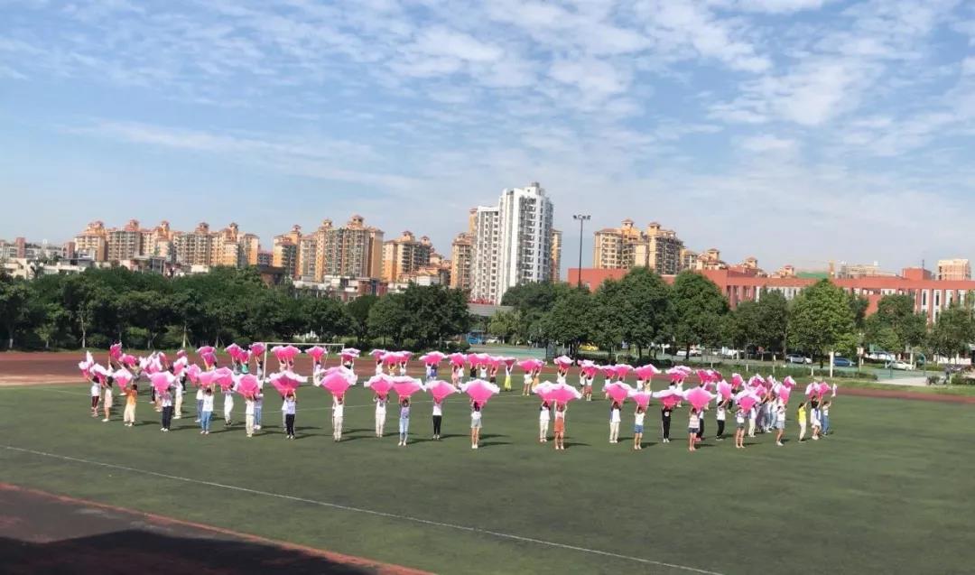 新都香城中學(xué)在什么地方？