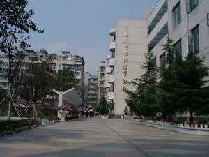 成都市第十七中學(xué)2018年中考分?jǐn)?shù)線是多少？