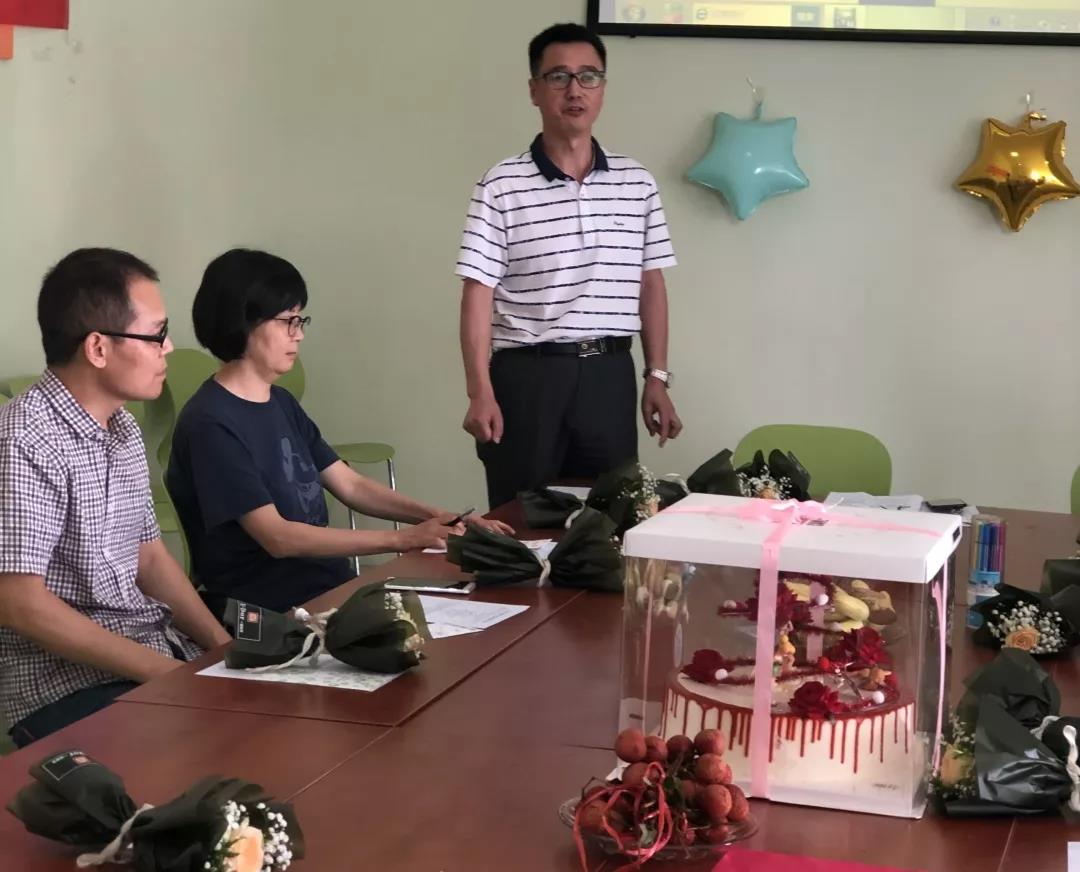 四川省彭州中學(xué)舉行6月教職工生日慶?；顒?dòng)