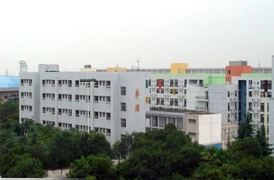 南山中學(xué)地理位置在哪里？