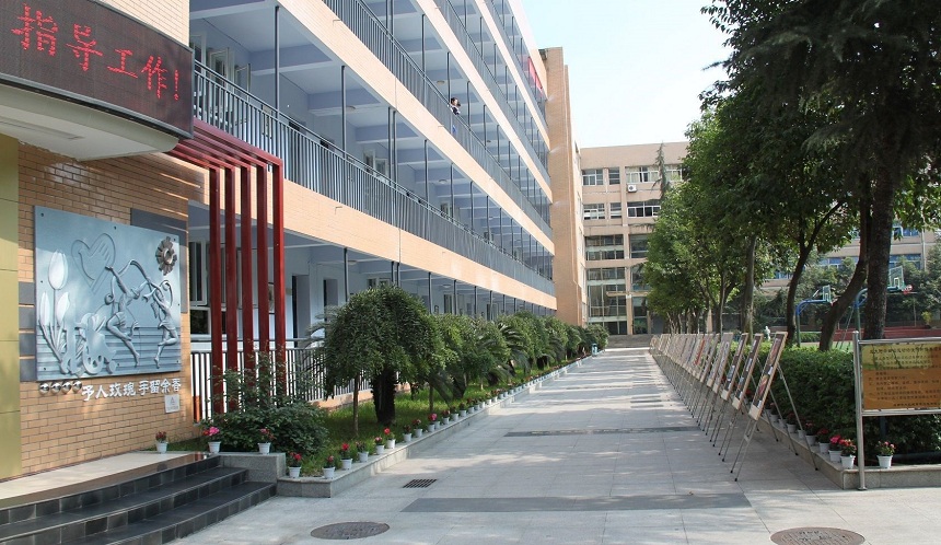 成都大學(xué)附屬中學(xué)地址位置在哪里？