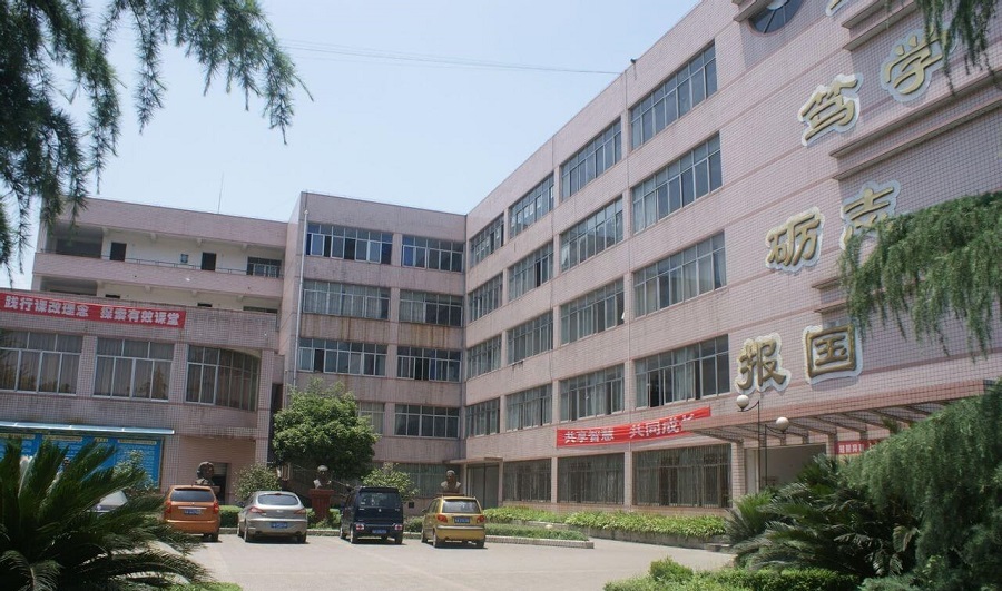 高埂中學(xué)校園環(huán)境怎么樣？