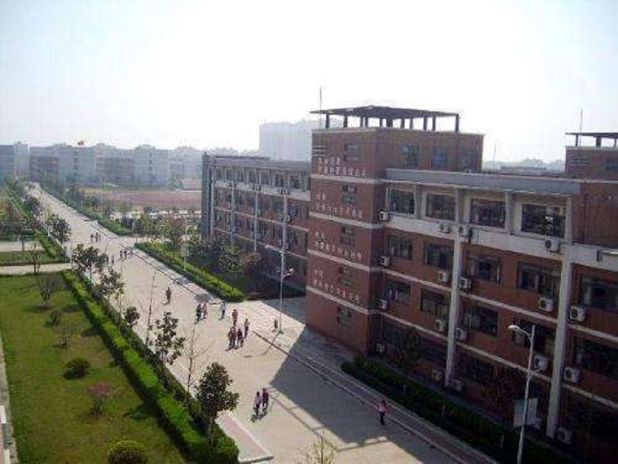都江堰中學(xué)聯(lián)系電話是多少？