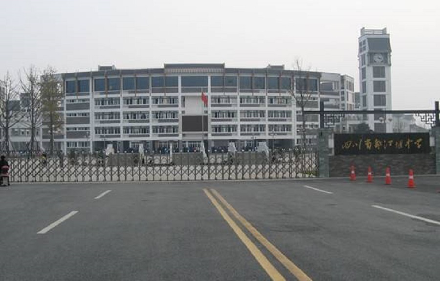 都江堰中學(xué)是公辦還是民辦？