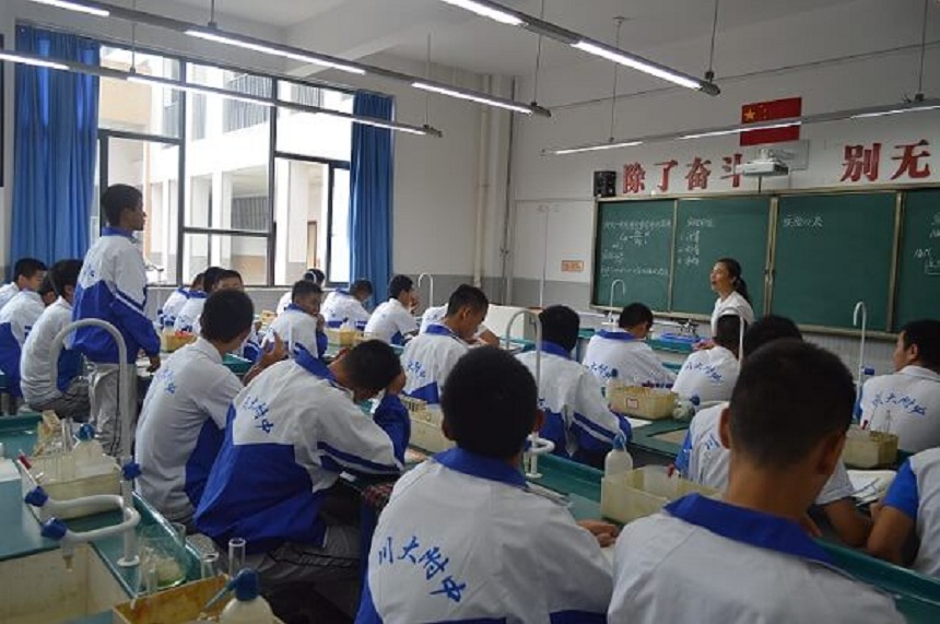 四川大學(xué)附屬中學(xué)2018年招生人數(shù)是多少？