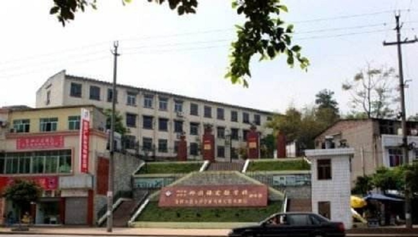 資陽外國語學(xué)校環(huán)境、教學(xué)設(shè)施好不好？