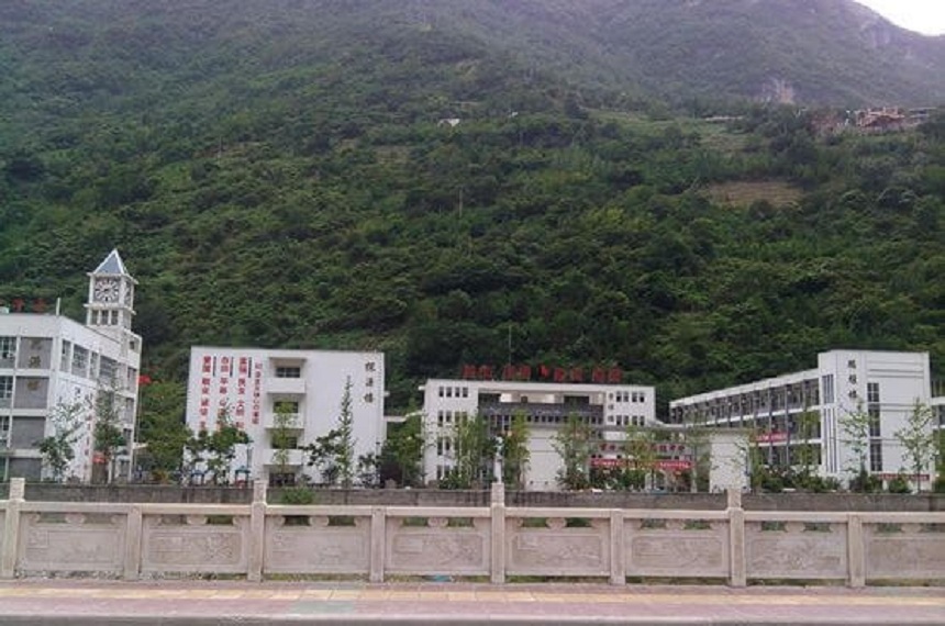 寶興縣海南高級(jí)中學(xué)學(xué)校環(huán)境好嘛？