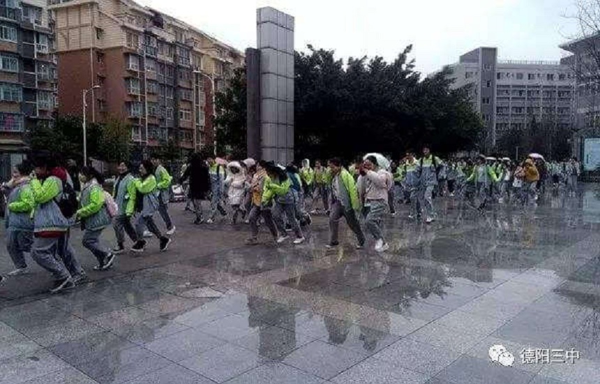 德陽三中招生辦電話是多少？
