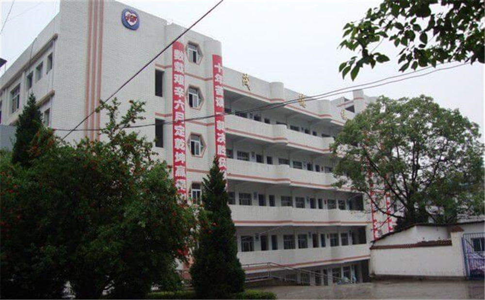 平昌中學學校詳細地址在什么地方？
