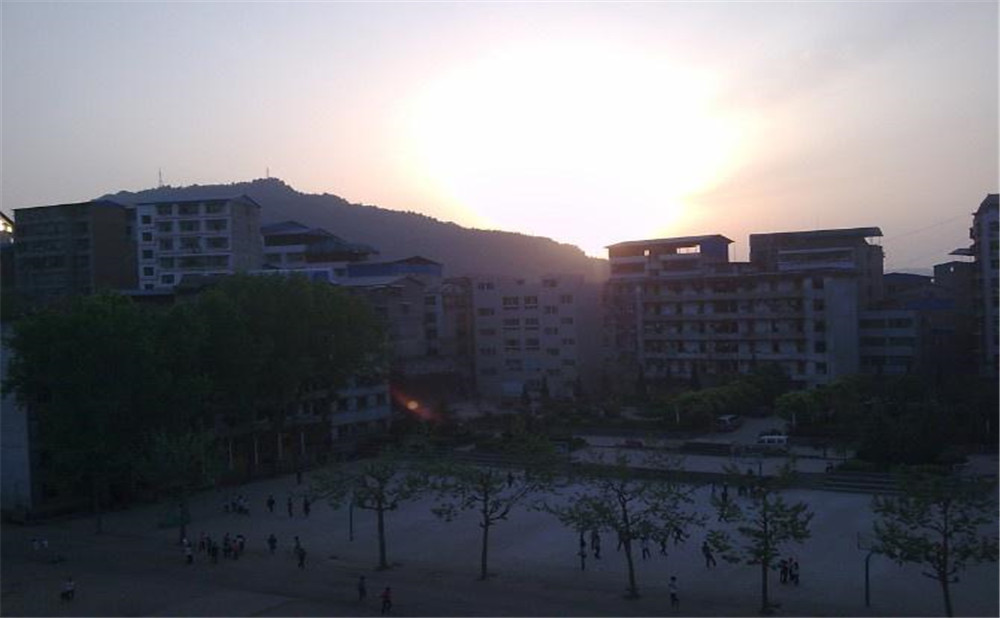 平昌縣第二中學(xué)學(xué)校環(huán)境怎么樣？