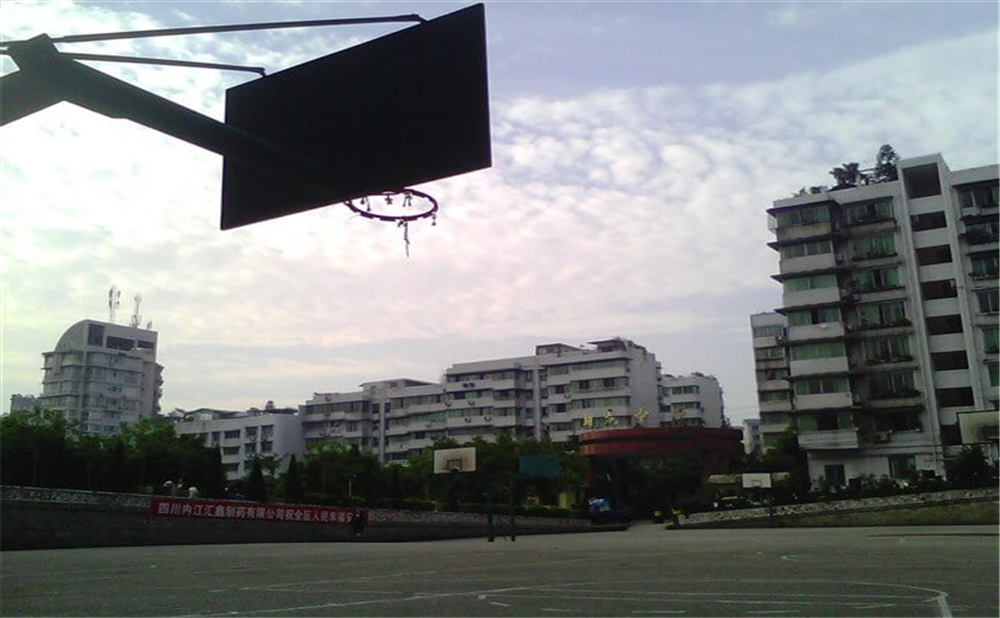 內(nèi)江市翔龍中學學校環(huán)境怎么樣？