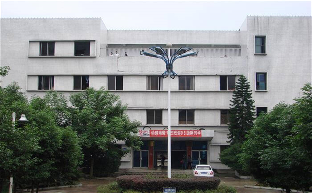 高坪中學(xué)學(xué)校環(huán)境怎么樣？