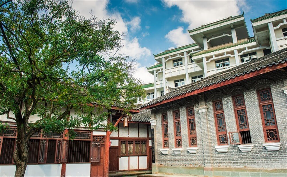 閬中東風中學學校環(huán)境怎么樣？