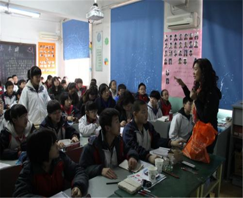 西昌市第四中學(xué)2020年學(xué)校學(xué)費(fèi)多少錢(qián)一年？