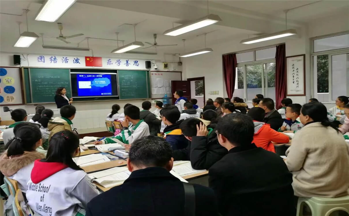 溫江二中每年的學(xué)費(fèi)是多少錢？
