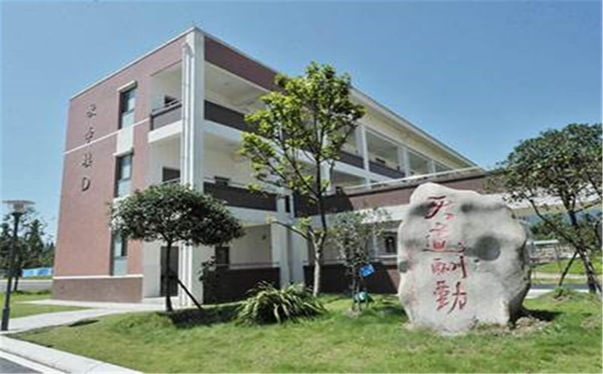青城山高級(jí)中學(xué)育才的升學(xué)率是多少？