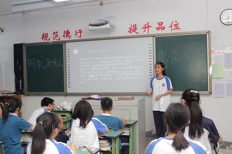 成都石室外國(guó)語學(xué)校一年的學(xué)費(fèi)是多少？