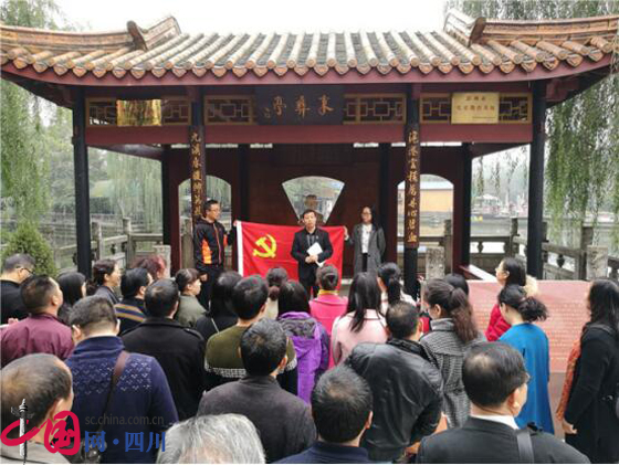 石室白馬中學(xué)一年的學(xué)費(fèi)是多少？