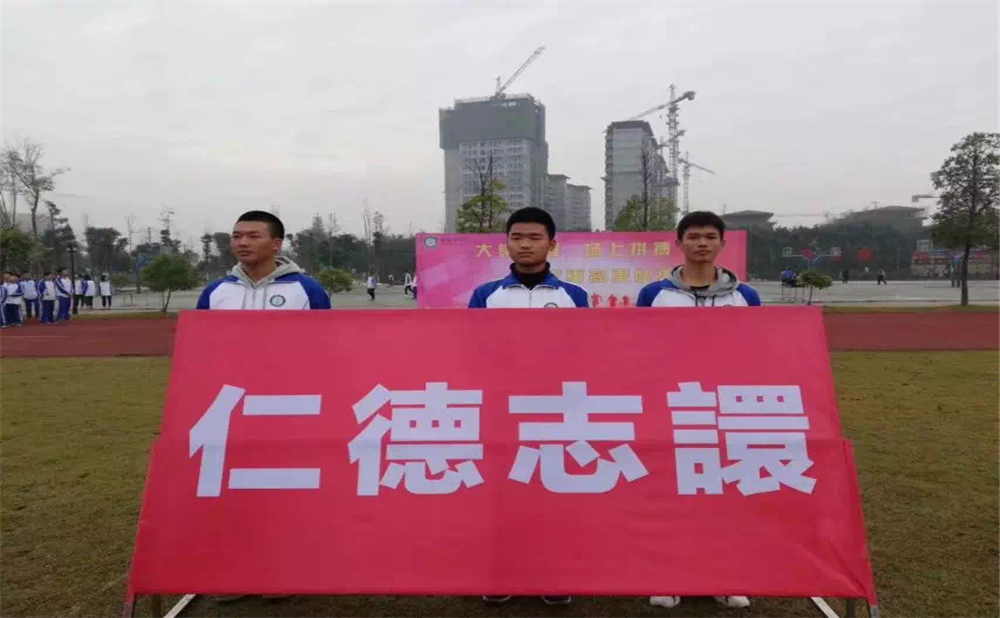 棠湖中學(xué)每年學(xué)費(fèi)是多少？