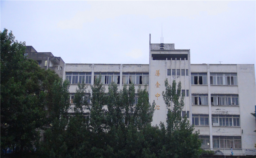 竹篙中學(xué)去年的錄取分數(shù)線是多少？