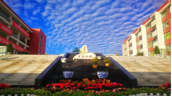 北京第二外國語學(xué)院成都附屬中學(xué)近三年的錄取分?jǐn)?shù)線？