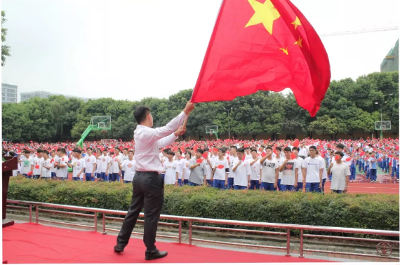成都石室佳興外國(guó)語學(xué)校的學(xué)費(fèi)是多少？