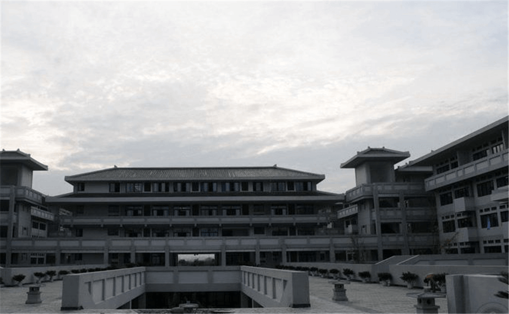 成都石室中學(xué)北湖校區(qū)的學(xué)費是多少錢？