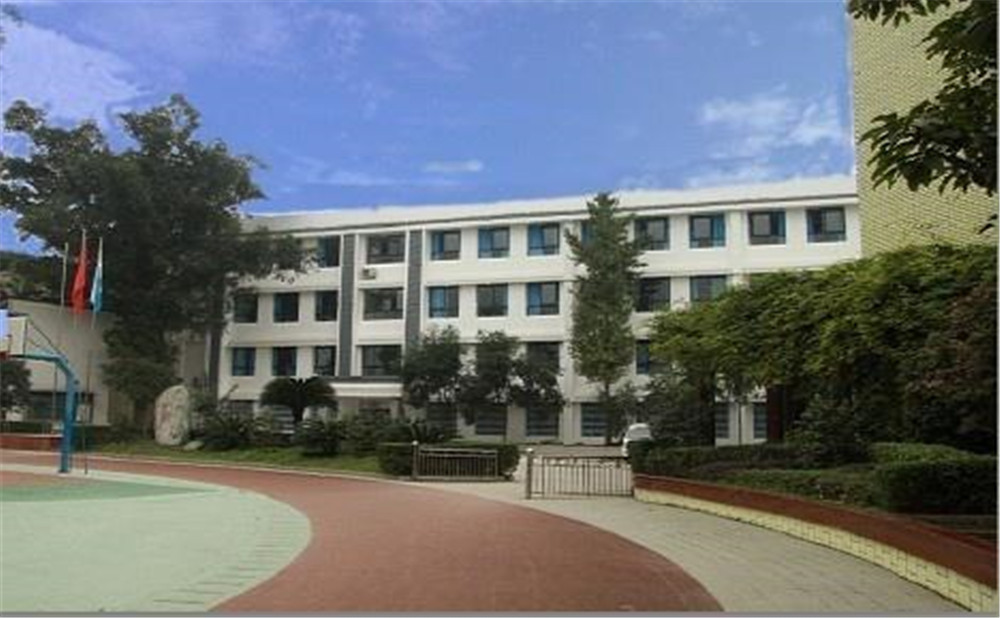 成都市第三十三中學(xué)的學(xué)費(fèi)是多少？