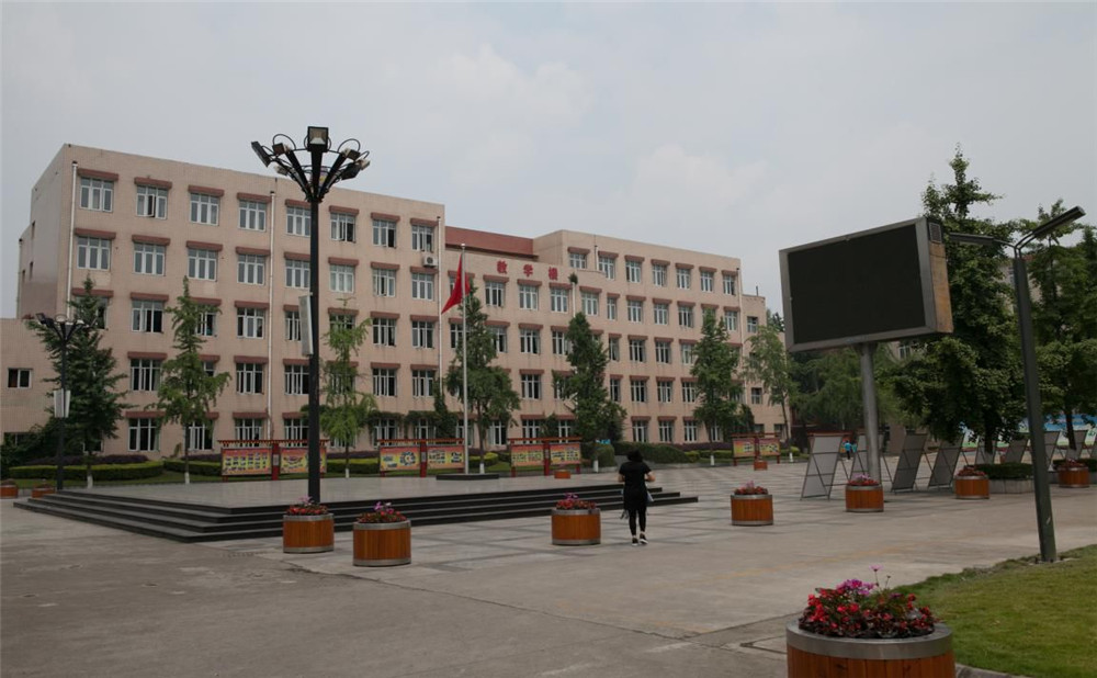 成都市華陽中學(xué)高中一年的學(xué)費(fèi)是多少？