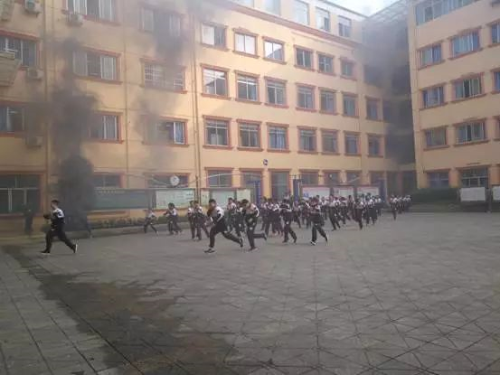 成都實驗外國語學校的宿舍怎么樣？