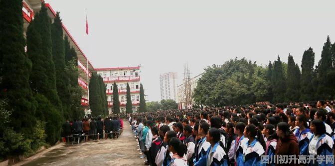 賈家中學(xué)高中一年的學(xué)費(fèi)是多少？