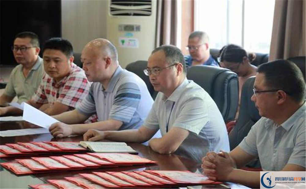 大邑縣實(shí)驗(yàn)中學(xué)高中一年的學(xué)費(fèi)是多少？