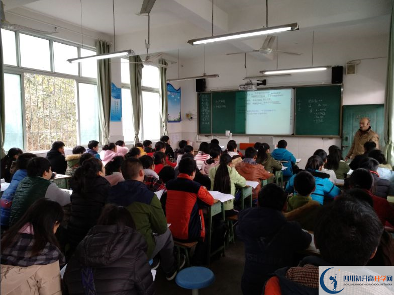 2020成都市田家炳中學(xué)初升高的學(xué)費(fèi)是多少？