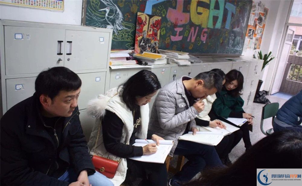 成都市鹽道街中學(xué)的學(xué)費(fèi)收費(fèi)標(biāo)準(zhǔn)是多少？