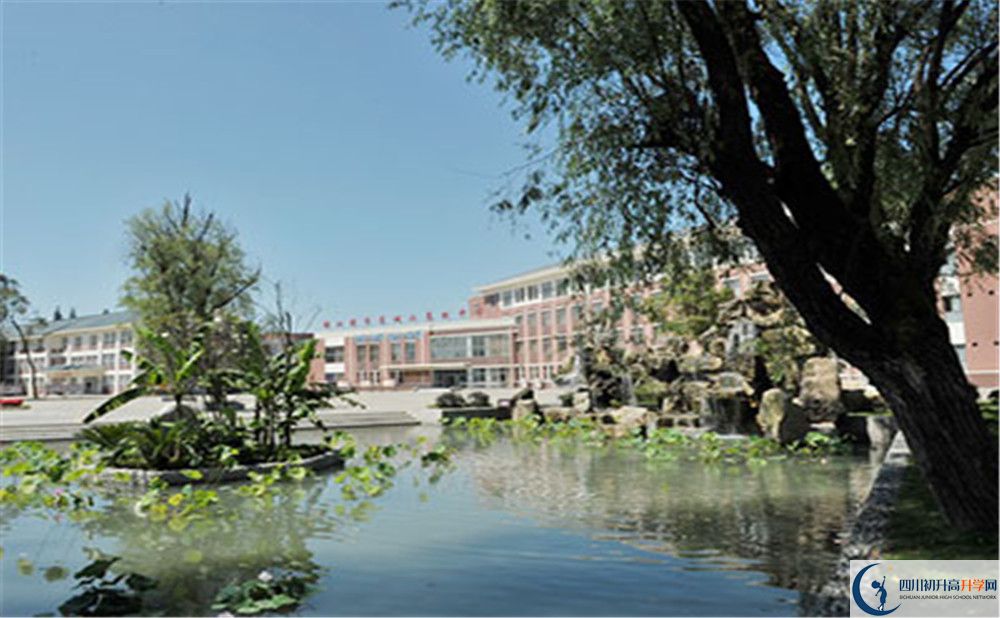 青城山高級(jí)中學(xué)的學(xué)費(fèi)收費(fèi)標(biāo)準(zhǔn)是多少？