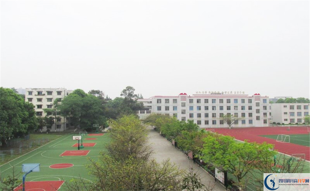 青白江中學(xué)初升高的分?jǐn)?shù)線是多少？