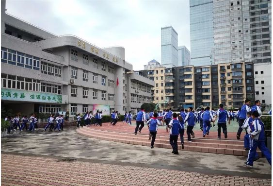 成都市第十七中學(xué)的老師好不好？