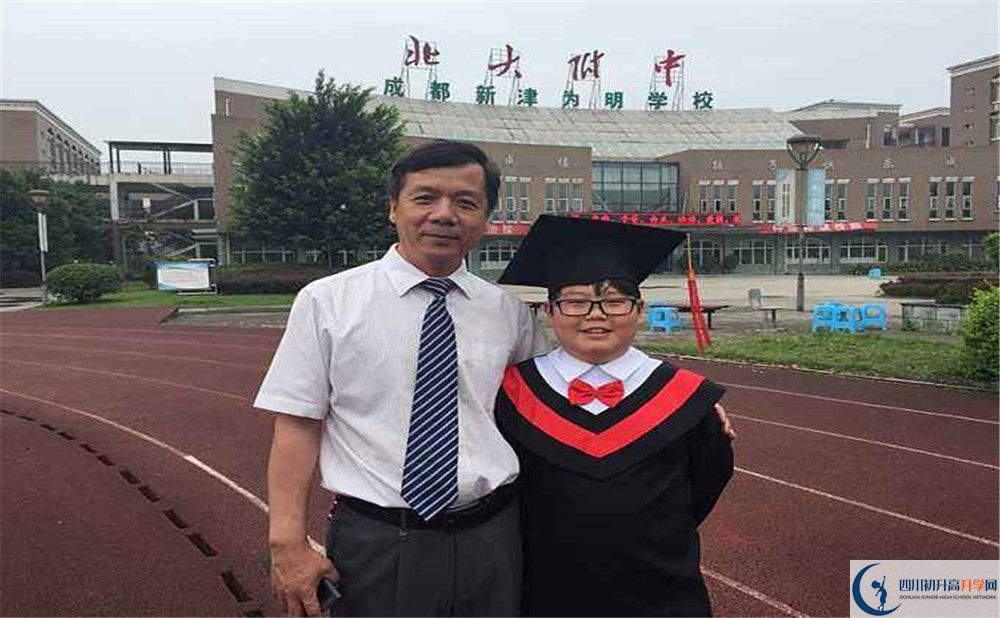 北大附中成都新津?yàn)槊鲗W(xué)校的學(xué)費(fèi)大概是多少？