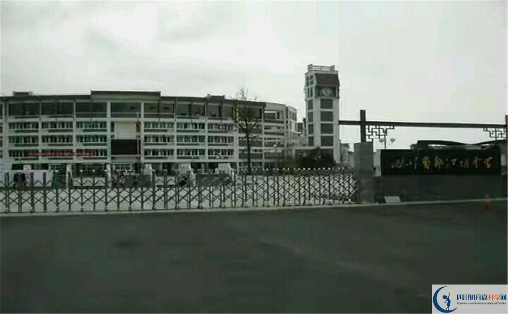 都江堰中學(xué)的初升高分?jǐn)?shù)線是多少？