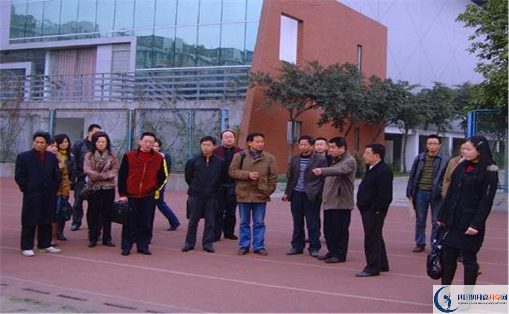 成都華西中學的招生分數(shù)線是多少？