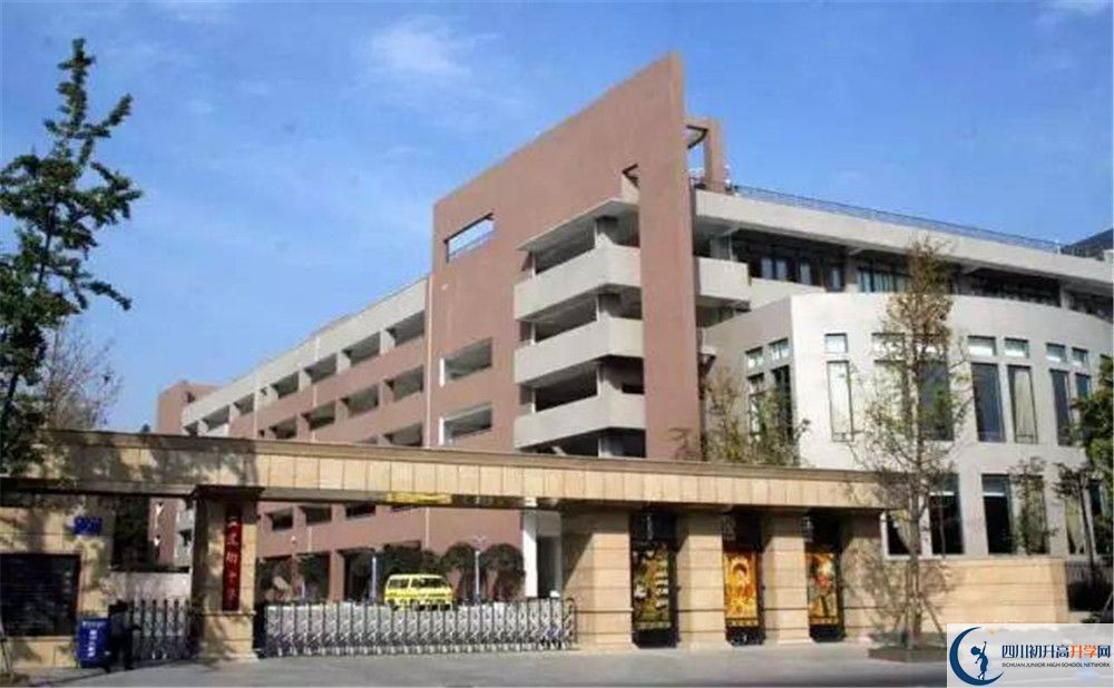 成都市田家炳中學(xué)的高中住宿好不好？