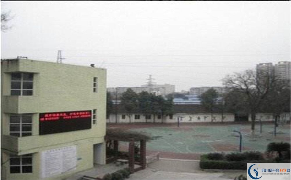 成都市第三十三中學一學期的學費是多少？