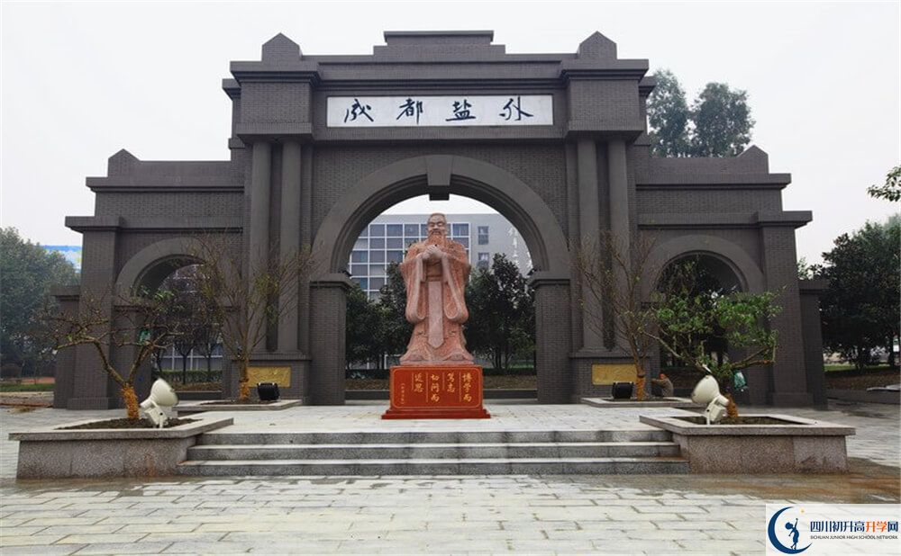 鹽道街外國(guó)語(yǔ)學(xué)校一學(xué)期的學(xué)費(fèi)是多少錢？