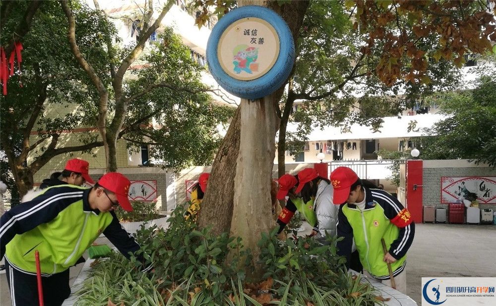 養(yǎng)馬中學(xué)一學(xué)期的學(xué)費(fèi)是多少？