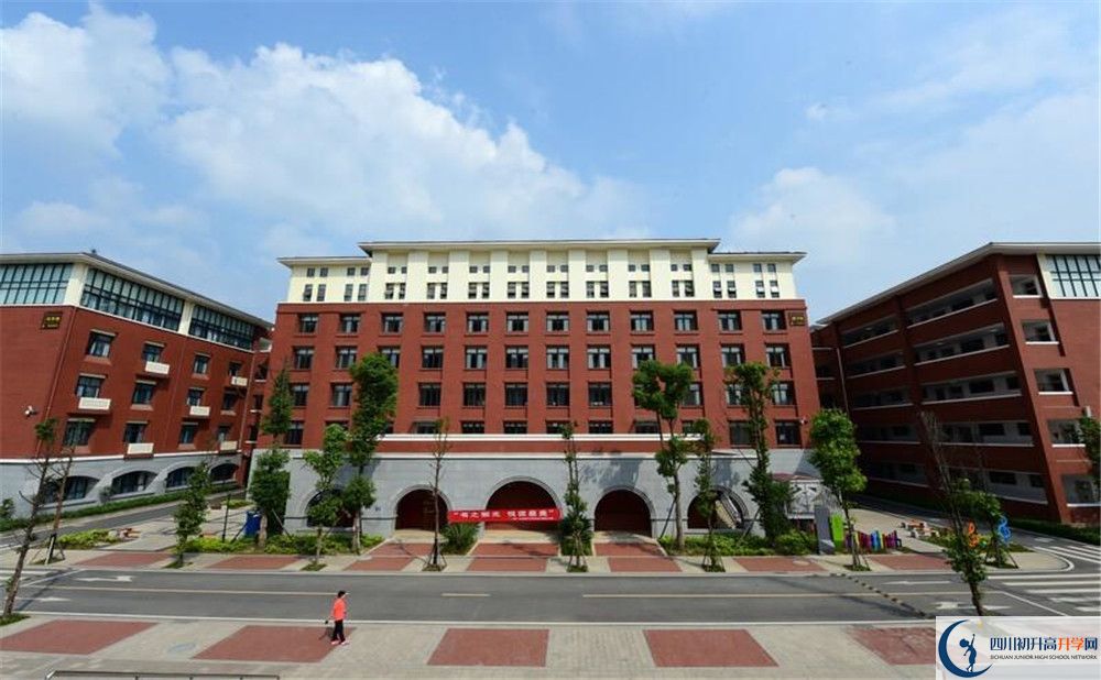 新都一中一學(xué)期的學(xué)費是多少？