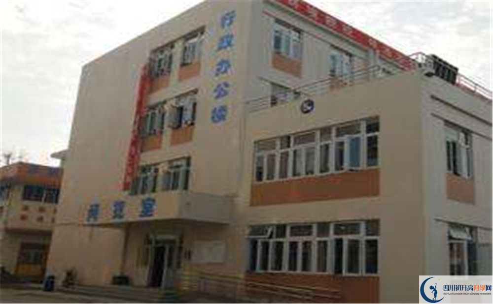 蜀城中學(xué)一學(xué)期的學(xué)費(fèi)是多少？