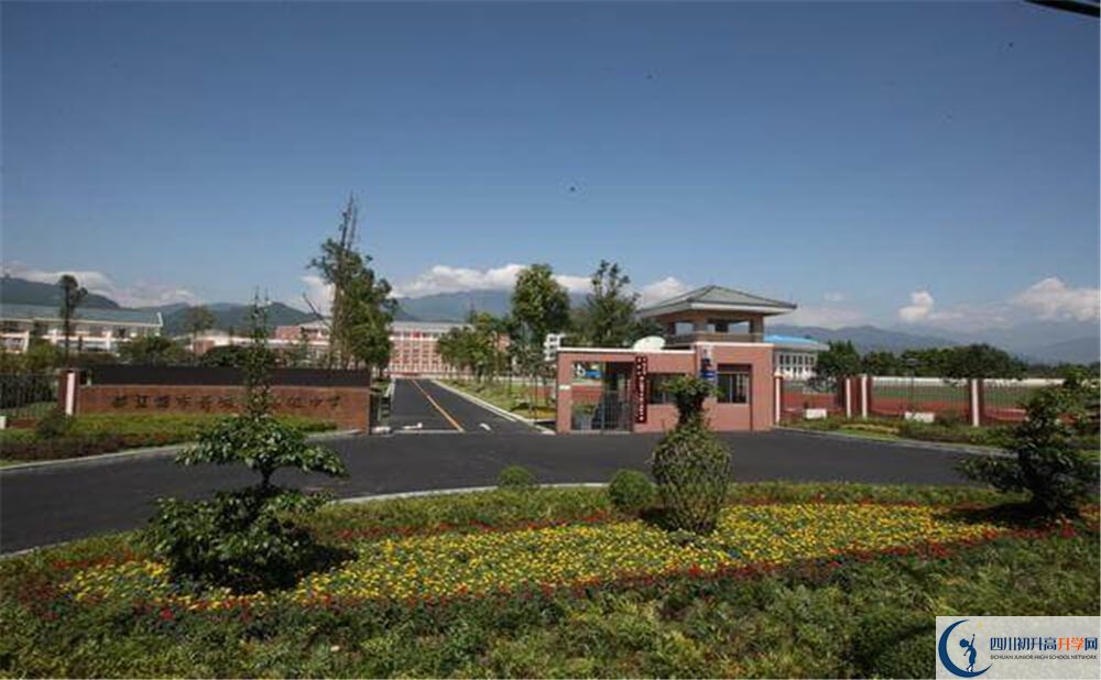 青城山高級中學(xué)的高中住宿好不好？