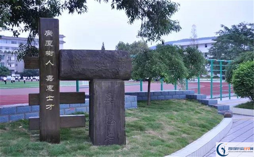 考成都市太平中學(xué)的分?jǐn)?shù)線是多少？