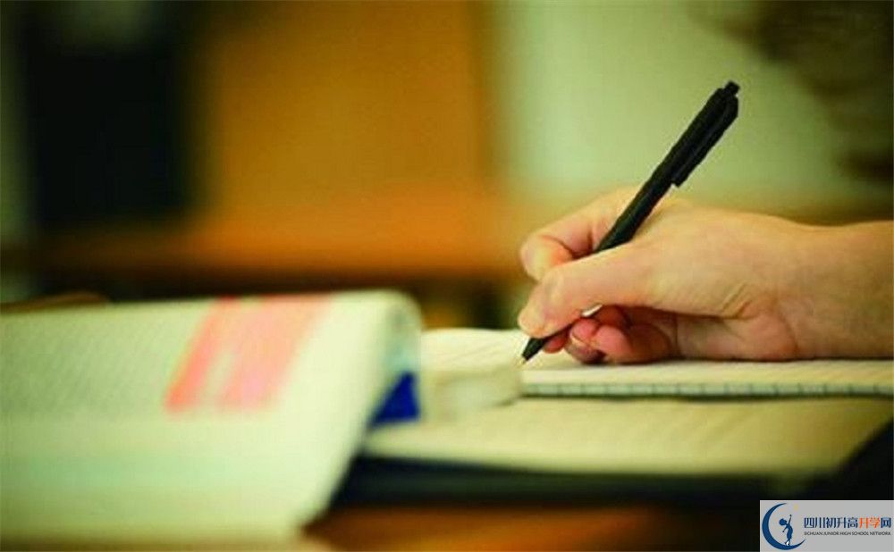 近幾年成都大學附屬中學高中錄取的分數線是多少？