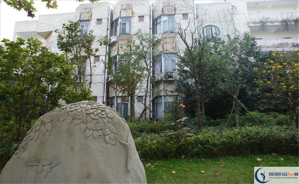 四川師范大學(xué)附屬中學(xué)住宿費用是多少？
